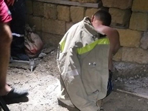 В посёлке Мирный мужчина застрял ногой в отверстии бетонной плиты