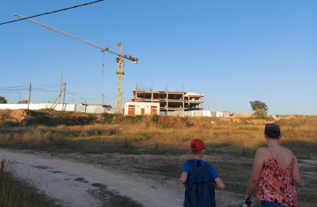 новые жилые дома возводят на берегу Голубой бухты в Севастополе, буквально в трёхстах метрах от обрыва