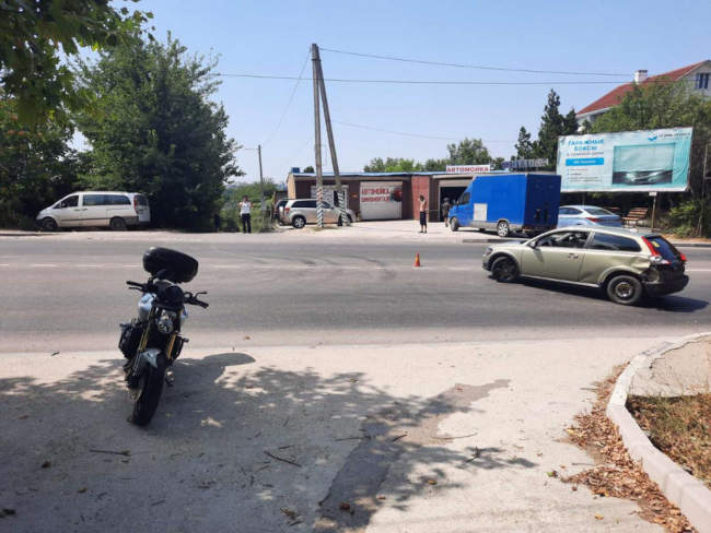В Севастополе 5 августа около 9:30 в Нахимовском районе на перекрестке дорог улицы Багрия и улицы Пластунской произошла авария с участием легкового автомобиля и мотоцикла