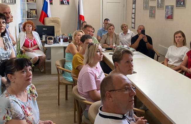 Сотрудники Минспорта Крыма вместо работы смотрят телевизор