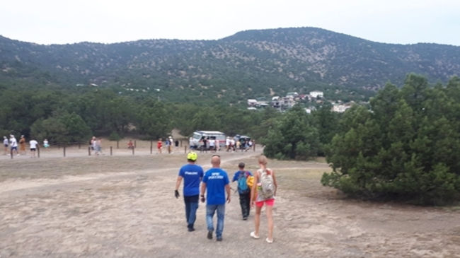 спасатели оказали помощь двум туристам в районе горы Коба-Кая