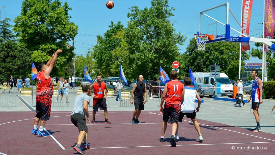 в Севастополе соревнования по баскетболу три на три - стритбол