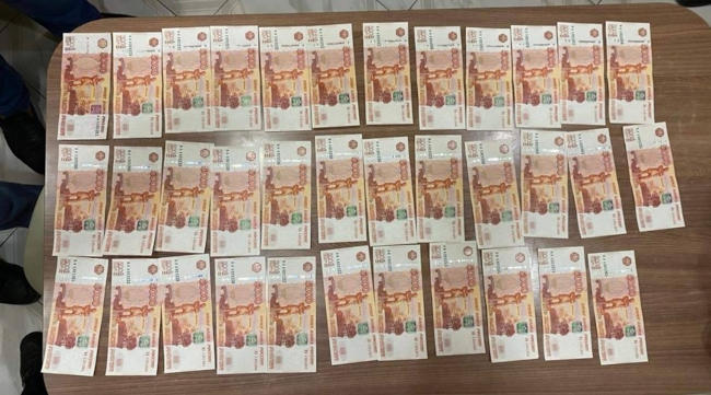 Полицейские задержали жителя Ялты, который приобрёл через интернет крупную партию фальшивых пятитысячных купюр, часть из которых успел пустить в оборот