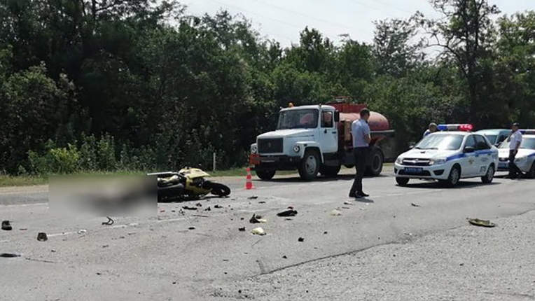 Мотоциклист в Красногвардейском районе Крыма насмерть разбился, врезавшись в «КамАЗ»