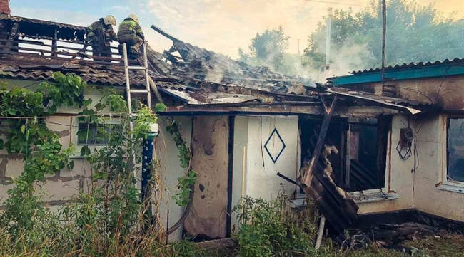 Пожар произошёл сегодня в частном доме на улице Абрикосовой в Севастополе. Спасатели получили сообщение о нём от очевидцев в 5.36.