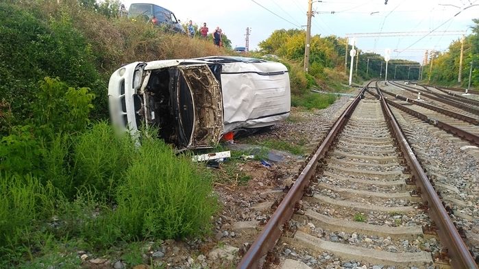 В Бахчисарайском районе Крыма у села Почтовое водитель автомобиля Hyundai не справился с управлением ТС и машина опрокинулась в кювет.