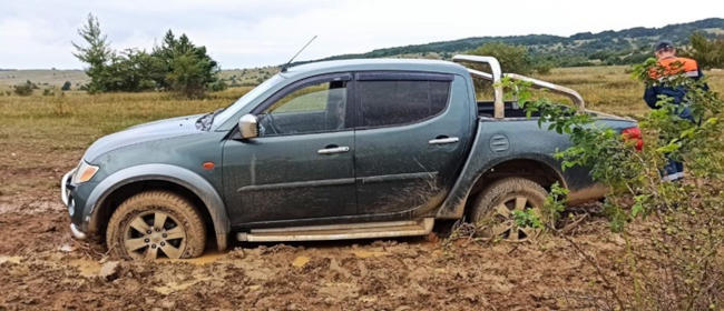 В Крыму на плато Долгоруковской яйлы в размытом грунте застрял автомобиль «Mitsubishi L200». Об этом сообщает пресс-служба МЧС по Крыму