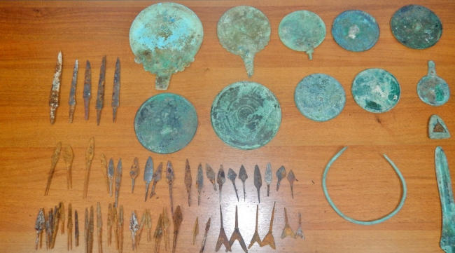 архаичные бронзовые зеркала, браслеты, подвески, наконечники для стрел и другие старинные предметы