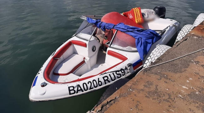24 августа текущего года мужчина, управляя моторным судном Gelios 560, в Двуякорной бухте напротив посёлка Орджоникидзе допустил нарушение правил нахождения на воде
