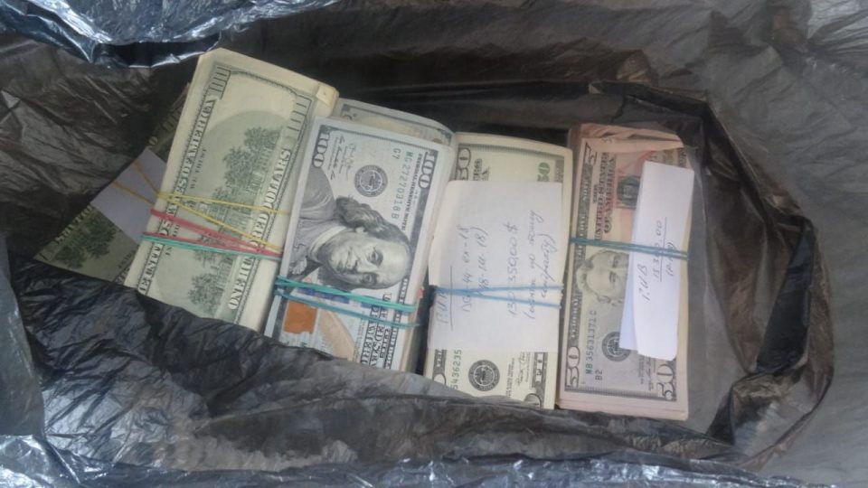 Мужчина пытался провезти в Крым 150 тысяч долларов в покрышке автомобиля