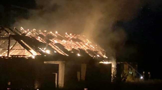 Заброшенный военный склад горел в Симферополе