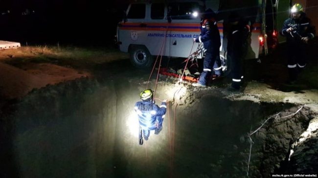 В Симферополе мужчина упал в строительный котлован на месте ремонта подземной теплотрассы.