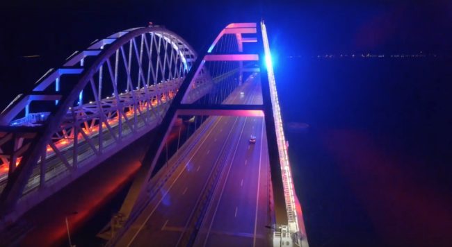 Подсветка Керченского моста доставляет неприятности водителям, которые по нему проезжают – свет сильно слепит автомобилистов