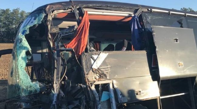 Автобус Setra, двигаясь из Ставрополя в Крым, попал в ДТП. Авария произошла на автодороге Краснодар-Кропоткин-граница Ставропольского края в Кавказском районе