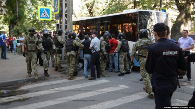 задержания 4 сентября под зданием управления ФСБ в Симферополе