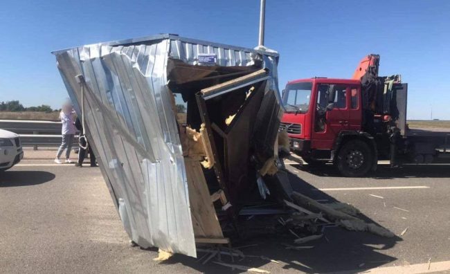Вагончик, отцепившийся от платформы манипулятора Volvo, стал причиной аварии на трассе в Крыму.