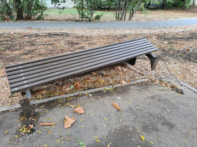 В социальных сетях Севастополя за последние несколько дней появилось сразу несколько сообщений от жителей о сломанных скамейках и качелях в парках