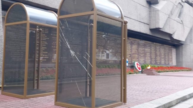 Вандалы разбили стекло кабинки на посту №1 в Севастополе