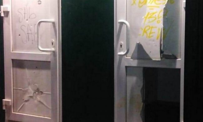 В Севастополе от шаловливых рук и ног юных вандалов пострадал общественный туалет в сквере на улице Николая Музыки