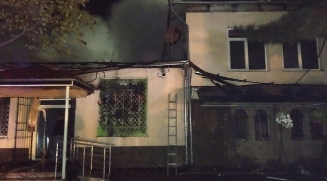 Крымские спасатели около полуночи в воскресенье получили сообщение о возгорании в магазине промышленных товаров в селе Вилино Бахчисарайского района. Тушение пожара заняло около 45 минут.