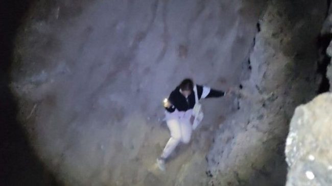 Путешествуя по тропе Голицына, жительница Алушты, 1997 года рождения, сбилась с пути и оказалась на сложном участке со скальными обрывами.