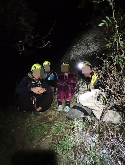 Сотрудники Алуштинского отряда «КРЫМ-СПАС» эвакуировали 4-х туристов с горы Демерджи