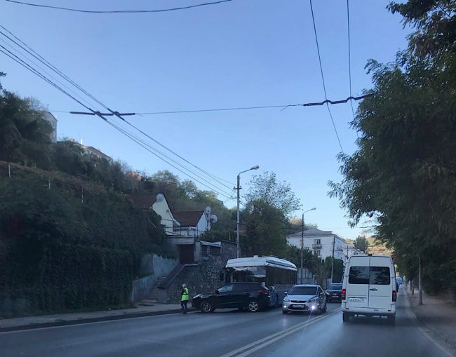 В Севастополе столкнулись троллейбус и автомобиль Hyundai. ДТП произошло сегодня утром на улице Героев Севастополя