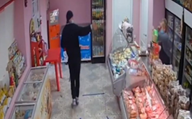 В Симферополе вор совершил разбойное нападение на магазин