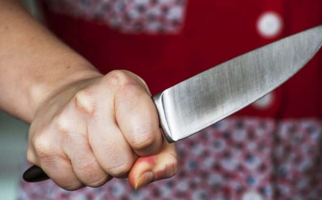 женщина схватила со стола кухонный нож