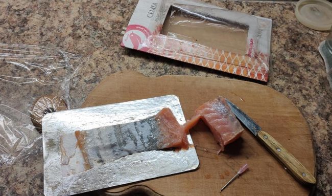 Жительница Симферополя приобрела в супермаркете «Ашан» рыбу, в которой обнаружила иглу от шприца