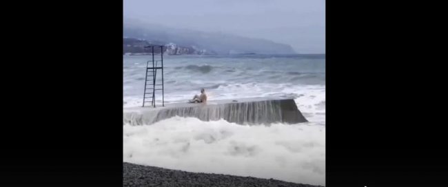 нетрезвый мужчина в Ялте чуть не утонул в штормовом море, находясь на волнорезе в эпицентре бушующих волн