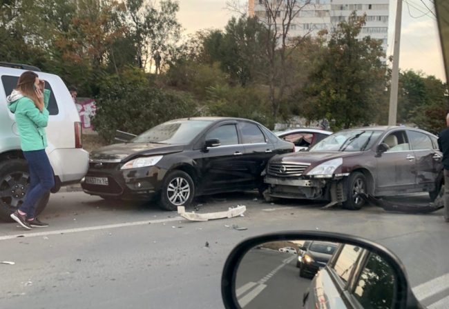 Массовое ДТП произошло в понедельник вечером в Севастополе в районе улицы Степаняна и проспекта Октябрьской революции. Повреждены шесть машин и дорожный знак.