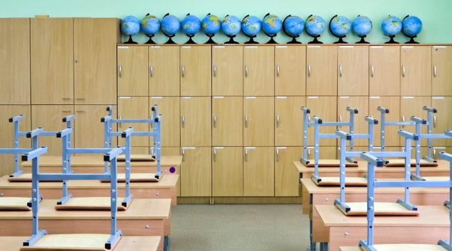 Власти перевели восемь крымских школ на дистанционное обучение.