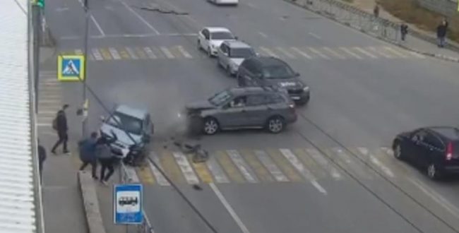 В районе севастопольского Студгородка машина после столкновения вылетела на тротуар с пешеходами
