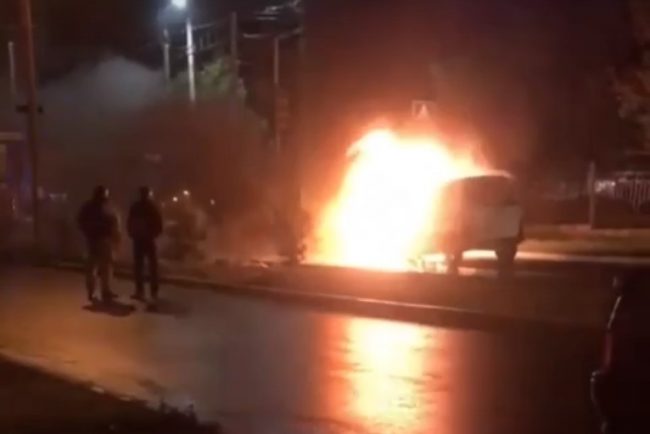 В Симферополе в районе Крымского федерального университета имени В.И. Вернадского накануне поздним вечером горел автомобиль
