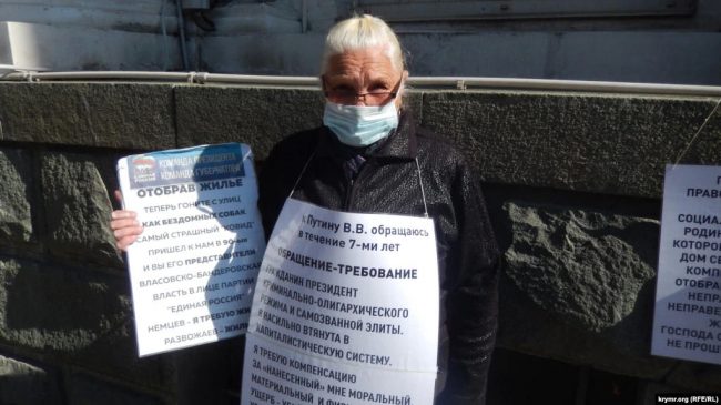 В Севастополе 71-летняя пенсионерка Екатерина Савушкина 14 октября пикетировала здание российского Законодательного собрания, требуя