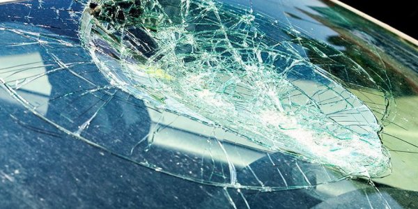 разбил лобовое стекло автомобиля