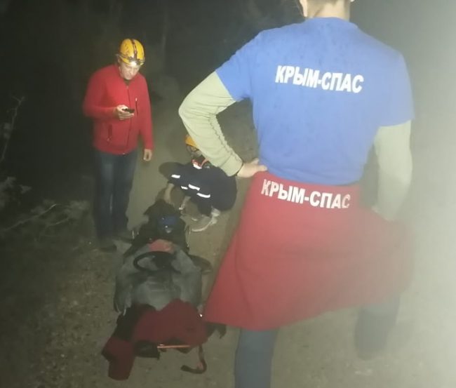 в районе горы «Караул-Оба» (городской округ Судак), женщина повредила ногу, самостоятельно передвигаться не может