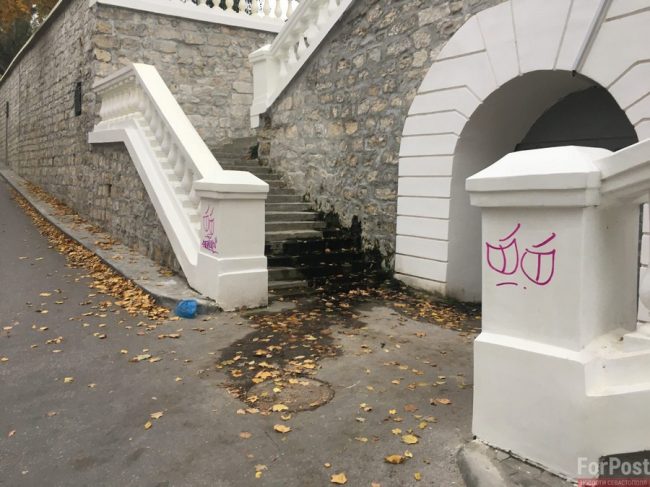 руки вандалов дотянулись до кое-как отреставрированной летом этого года лестницы на улице Луначарского