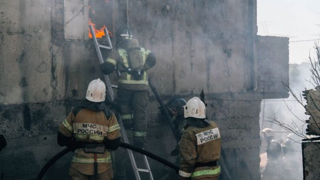 Пожарные ликвидируют возгорание в заброшенном строении в Севастополе на улице Челюскинцев