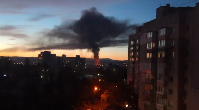 Помещение склада загорелось сегодня утром на улице Луговая в Симферополе.