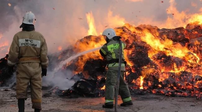 Спасатели продолжают работы по ликвидации крупного пожара на складе на улице Луговой в Симферополе