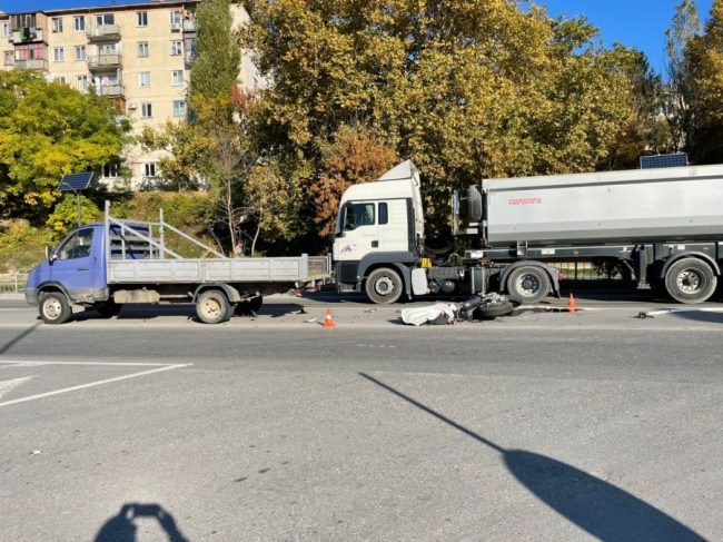 В Севастополе произошло ДТП с участием ГАЗели и мотоцикла. Авария случилась утром 26 октября на Симферопольском шоссе в Инкермане
