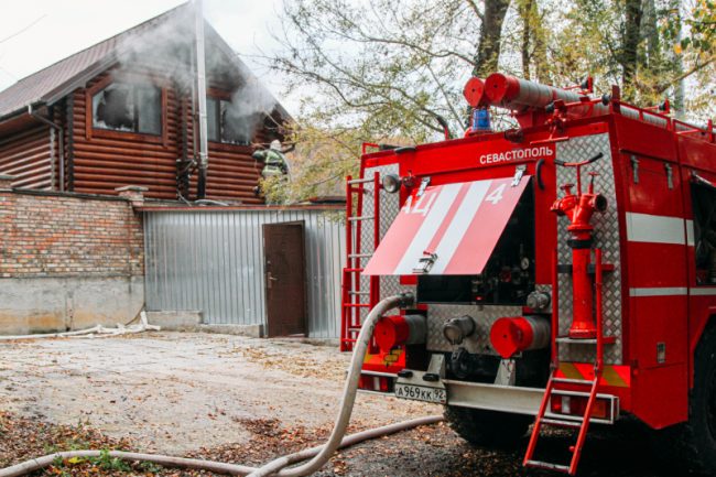 Севастопольские огнеборцы ликвидировали пожар в двухэтажном деревянном доме на территории села Подгорное.