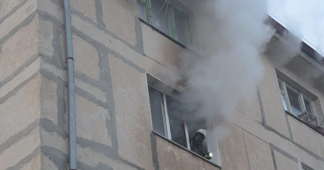 Возгорание произошло в квартире на втором этаже в доме по улице Леваневского.