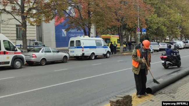 в правительство Севастополя поступила информация о том, что в здании заложена бомба