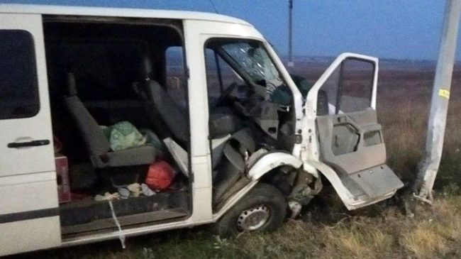 Вечером 31 октября у села Насыпное в Крыму столкнулись микроавтобус Volkswagen и легковая Skoda