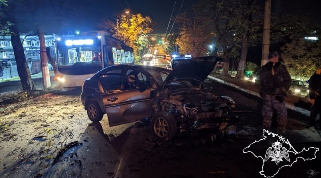 В Севастополе пьяный водитель врезался в деревья