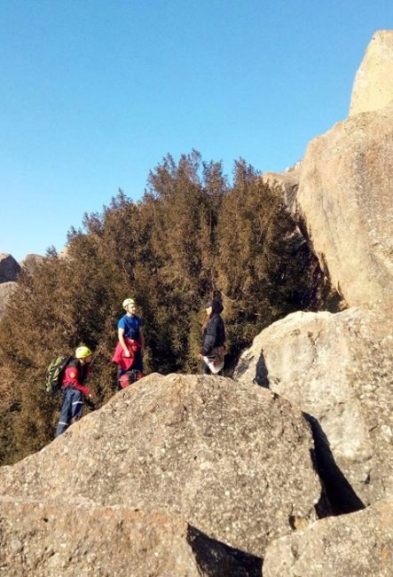 Жительница города Сочи поднялась на камень высотой около 10 метров и самостоятельно не смогла спуститься
