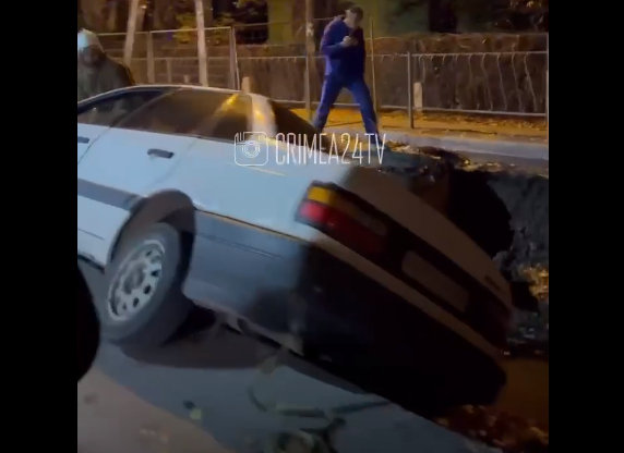 В Симферополе вечером в пятницу 5 ноября легковой автомобиль попал в аварию, зависнув над большой ямой